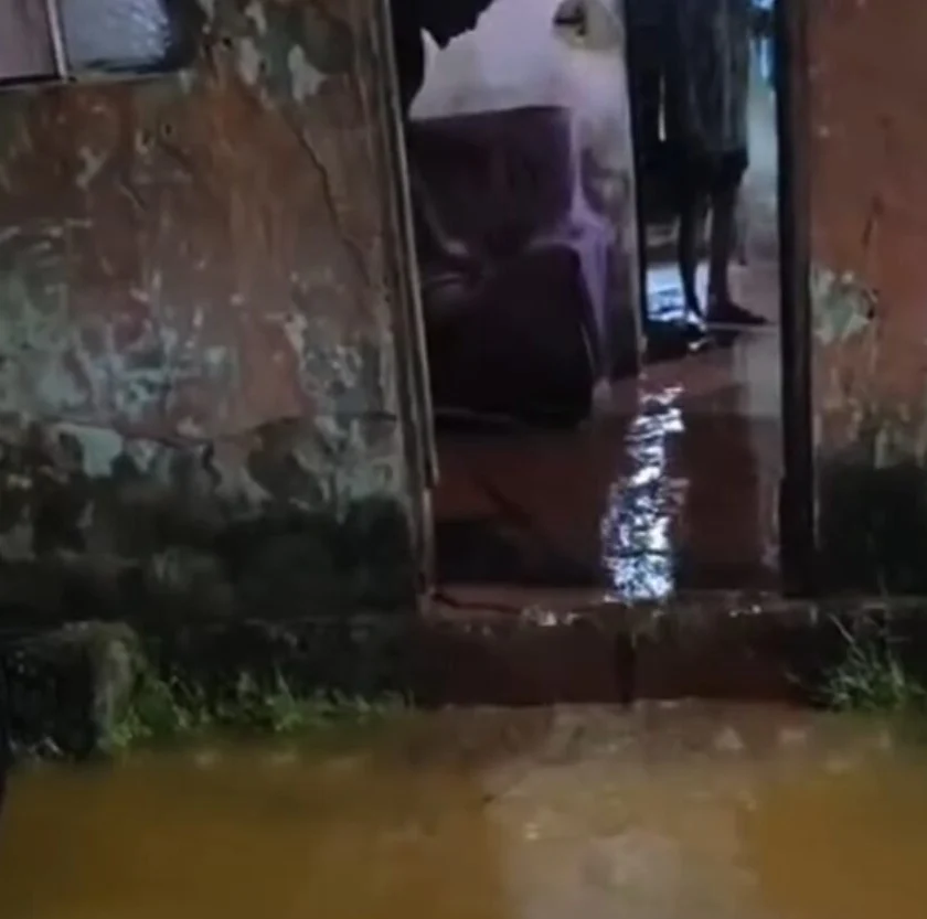 Chuva histórica causa alagamentos em distrito de Mariana