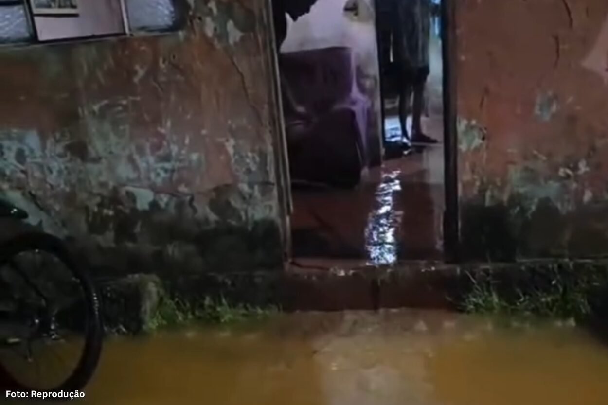 Chuva histórica causa alagamentos em distrito de Mariana