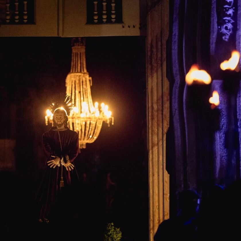 Noite de fé e tradição: Procissão do Fogaréu ilumina o Centro Histórico de Ouro Preto 