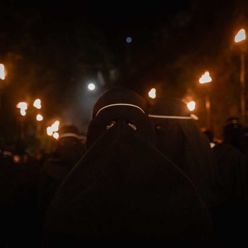 Noite de fé e tradição: Procissão do Fogaréu ilumina o Centro Histórico de Ouro Preto 
