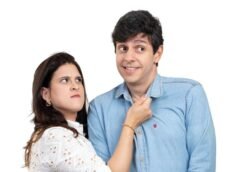Casal sensação das redes leva para os palcos comédia que mistura vida real, improviso e muita interação com o público