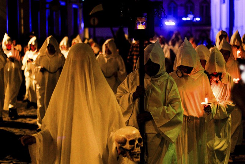 Procissão das Almas transforma madrugada de Mariana em cenário de fé e mistério