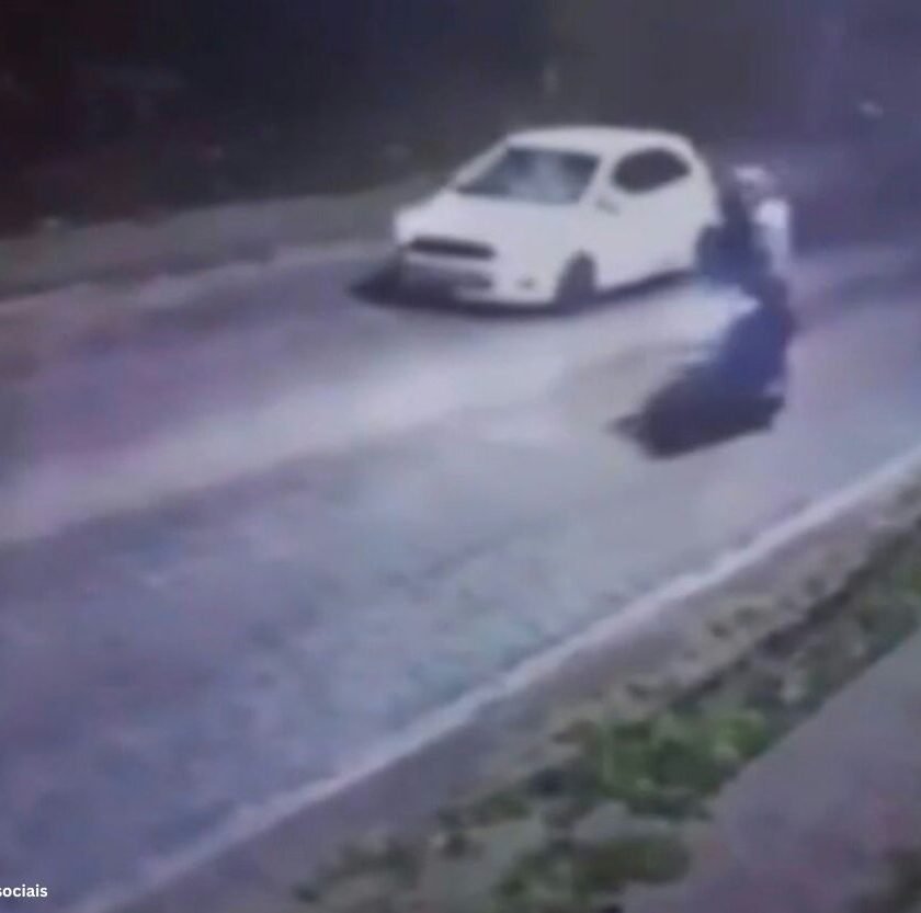 Dois homens são mortos a tiros dentro de carro em rodovia da região