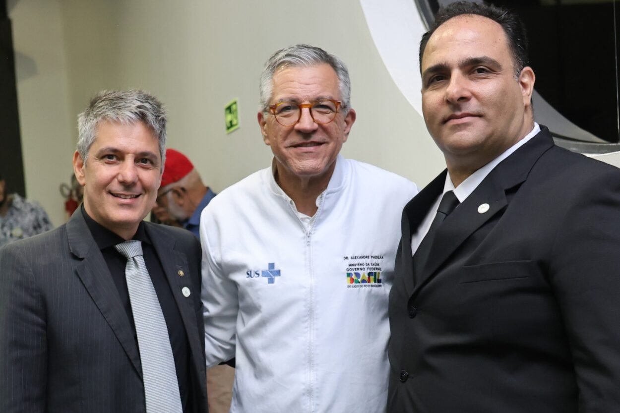 Especialista de Ouro Preto é homenageado em Brasília após regulamentação da acupuntura no Brasil