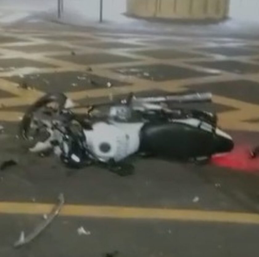 Motociclista fica ferido após colisão durante manobra de “grau” em Lafaiete