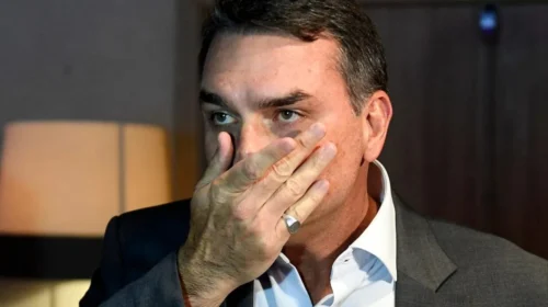 Torcida organizada do Atlético convoca protesto contra homenagem a Flávio Bolsonaro