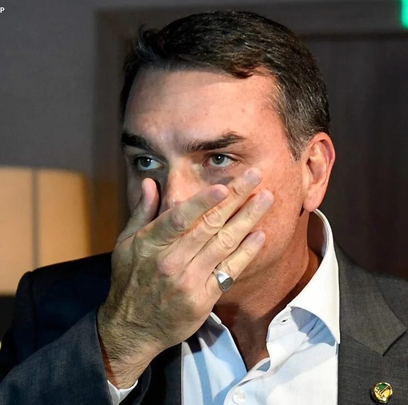 Torcida organizada do Atlético convoca protesto contra homenagem a Flávio Bolsonaro