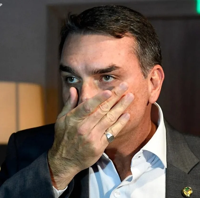 TSE determina retorno de Flávio Bolsonaro ao PL após filiação indevida ao Missão