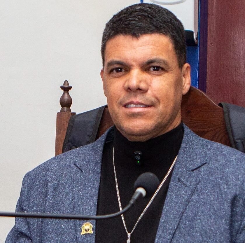 Carlinhos Mendes cobra construção de rampa de acessibilidade na quadra da Escola Municipal Aleijadinho