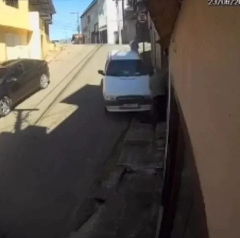 Dois idosos ficam feridos após serem atropelados por carro desgovernado em Mariana 