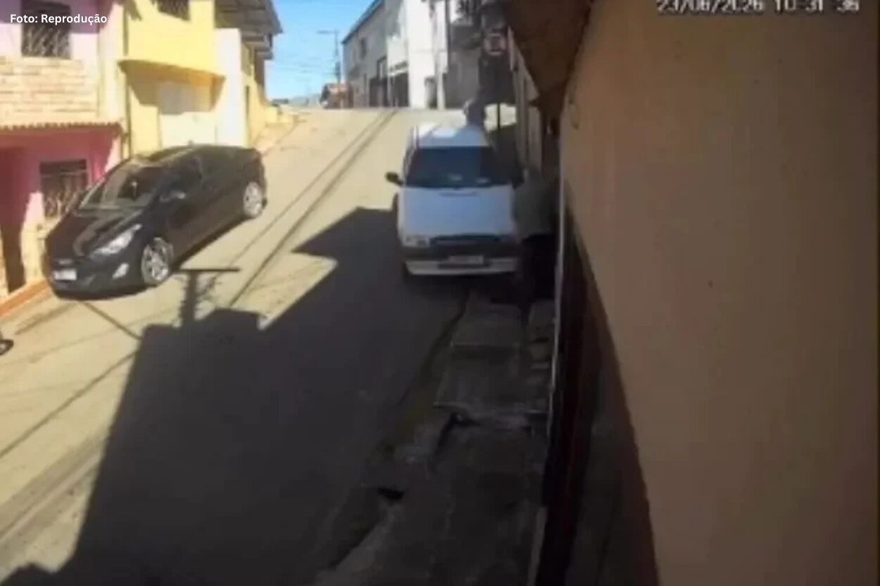 Dois idosos ficam feridos após serem atropelados por carro desgovernado em Mariana 