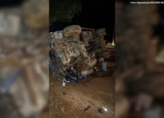 Homem morre e dois ficam feridos em acidente entre caminhão e carro em Mariana