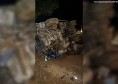 Homem morre e dois ficam feridos em acidente entre caminhão e carro em Mariana