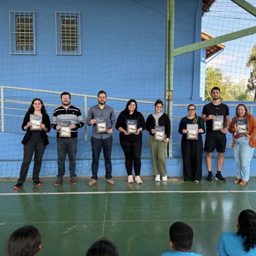 Febre dos álbuns de futebol inspira projeto inédito: crianças de Moeda trocam craques por patrimônio histórico