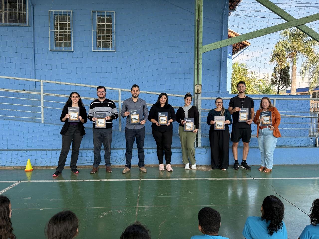Febre dos álbuns de futebol inspira projeto inédito: crianças de Moeda trocam craques por patrimônio histórico