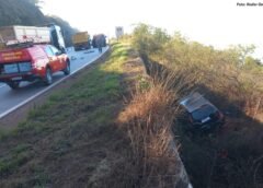 Motorista perde controle da direção e carro cai em ribanceira na BR-356