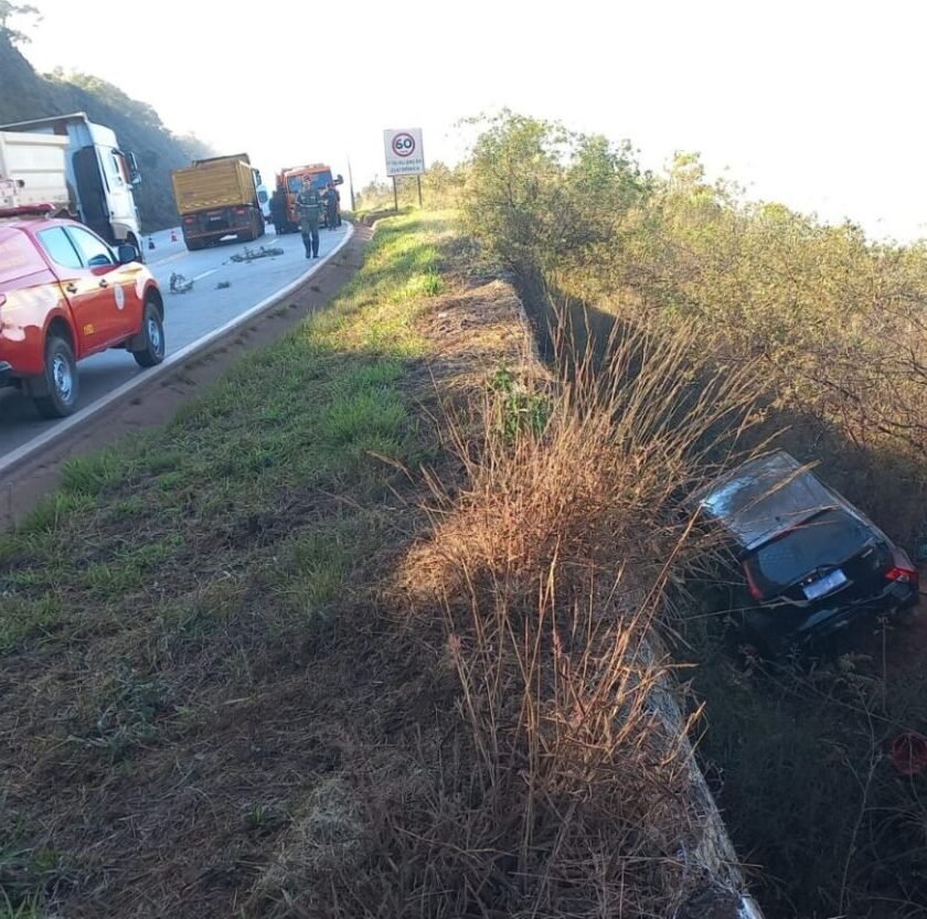 Motorista perde controle da direção e carro cai em ribanceira na BR-356