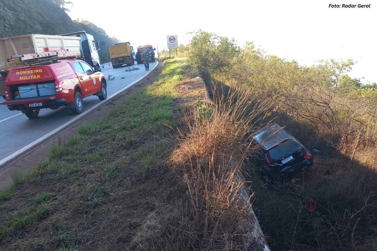 Motorista perde controle da direção e carro cai em ribanceira na BR-356