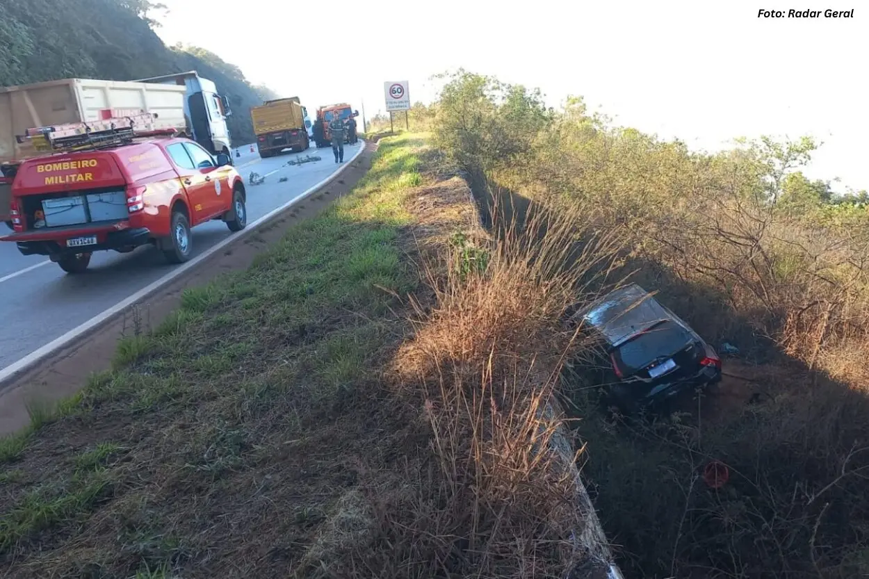 Motorista perde controle da direção e carro cai em ribanceira na BR-356