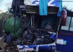 Ônibus com romeiros de Mariana bate em caminhão na BR-267; duas mulheres morrem