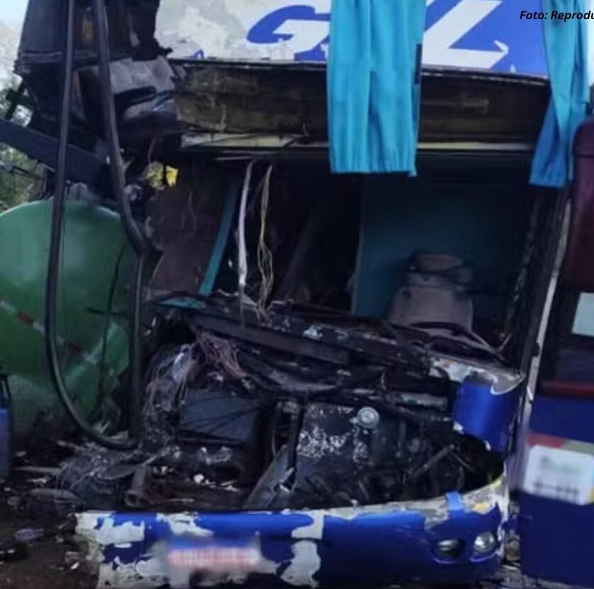 Ônibus com romeiros de Mariana bate em caminhão na BR-267; duas mulheres morrem