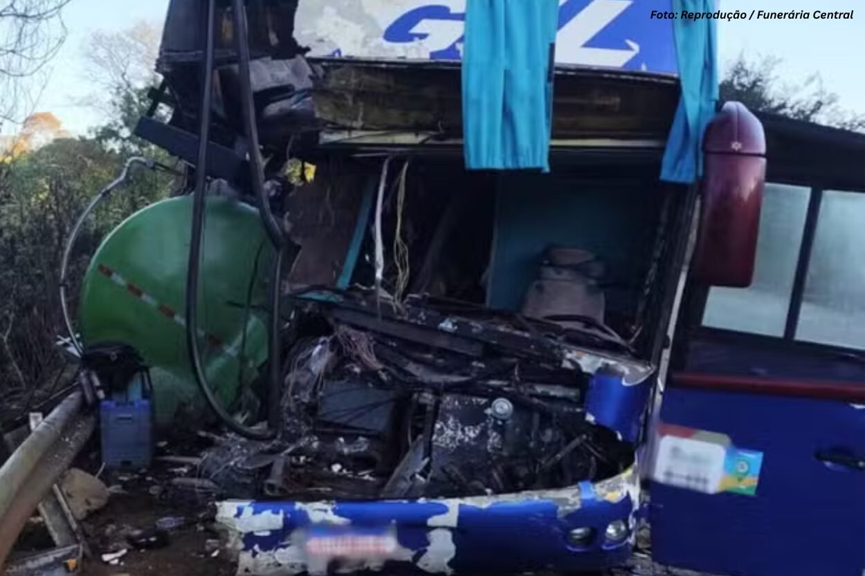 Ônibus com romeiros de Mariana bate em caminhão na BR-267; duas mulheres morrem