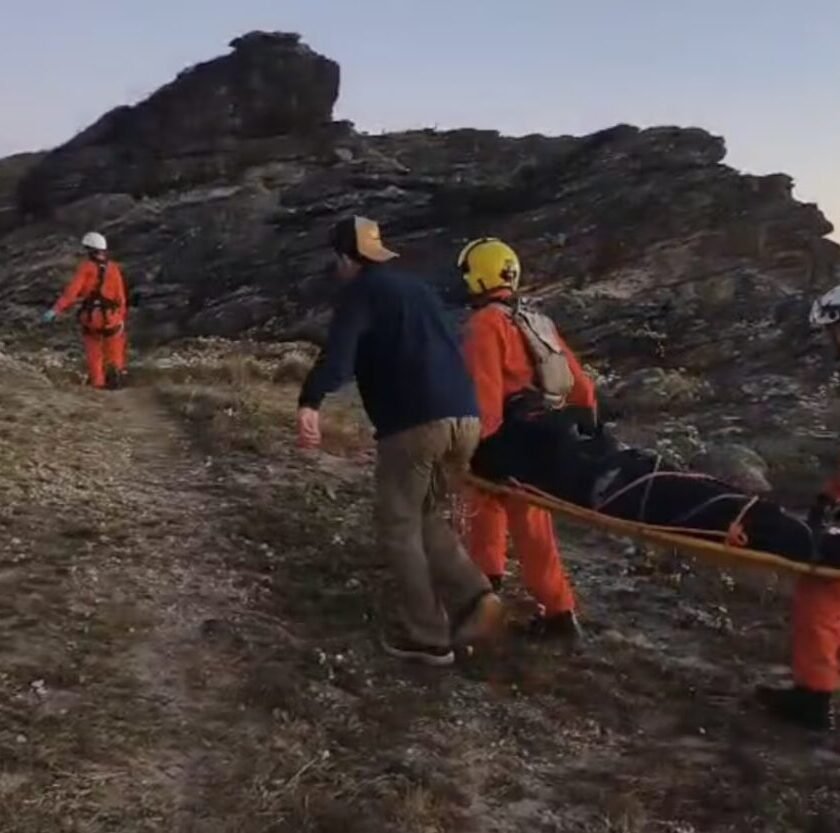 Mulher é resgatada de helicóptero após se ferir em trilha no Pico do Itacolomi
