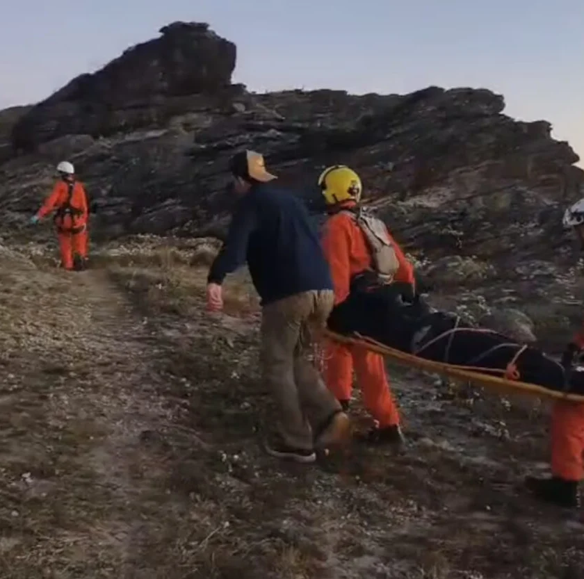 Mulher é resgatada de helicóptero após se ferir em trilha no Pico do Itacolomi