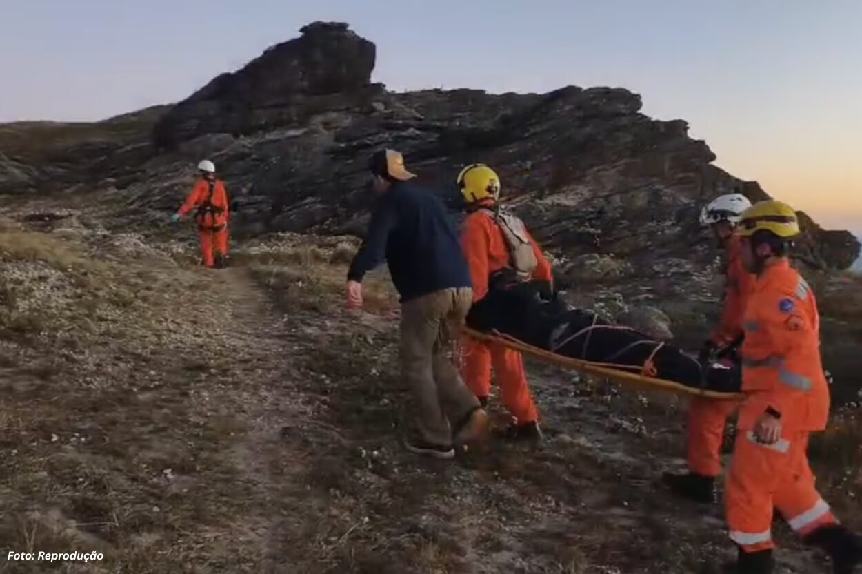 Mulher é resgatada de helicóptero após se ferir em trilha no Pico do Itacolomi