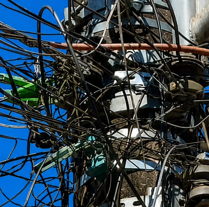 Prefeitura inicia força-tarefa para retirada de fios soltos e cabos obsoletos em Mariana