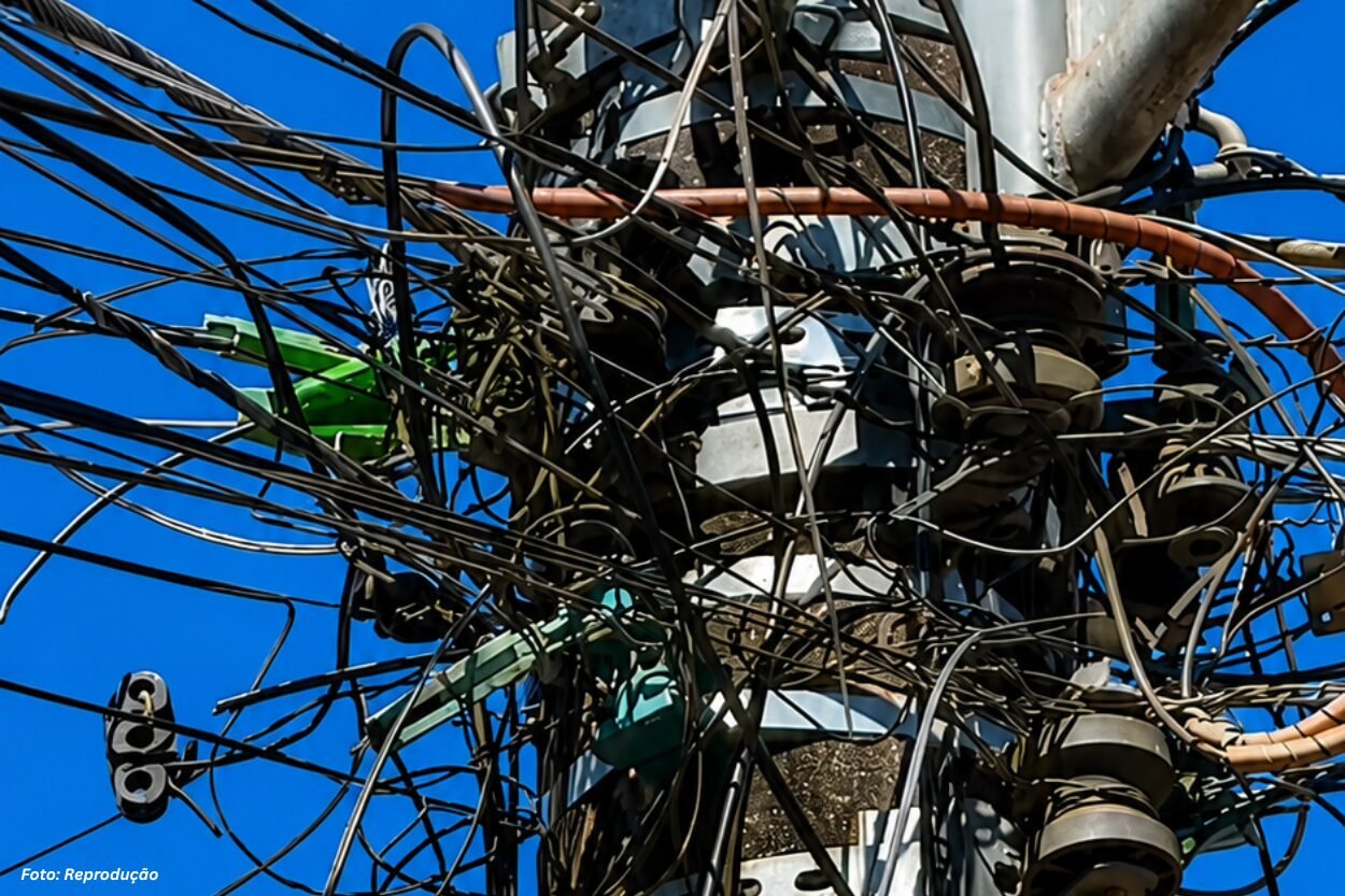 Prefeitura inicia força-tarefa para retirada de fios soltos e cabos obsoletos em Mariana