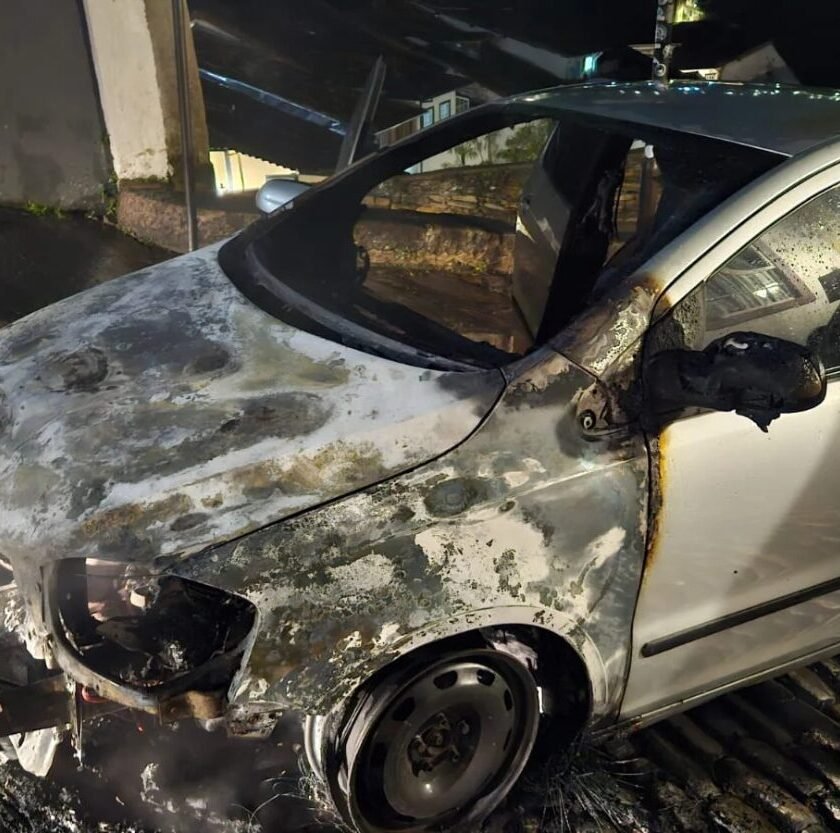 Incêndio destrói carro durante a noite em Ouro Preto 