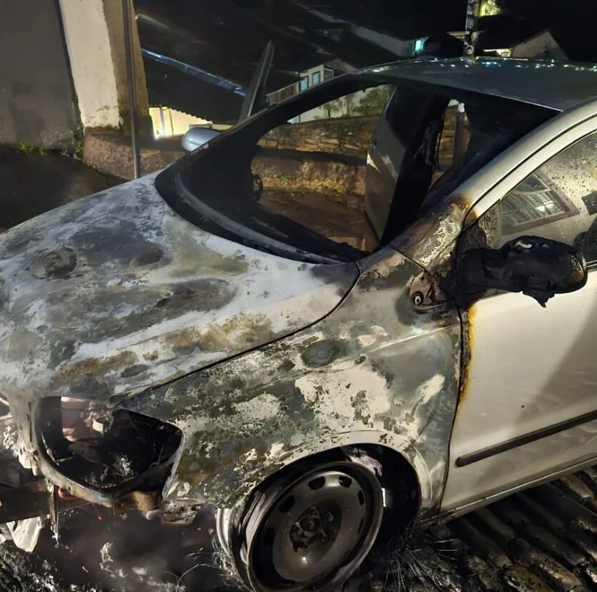 Incêndio destrói carro durante a noite em Ouro Preto 