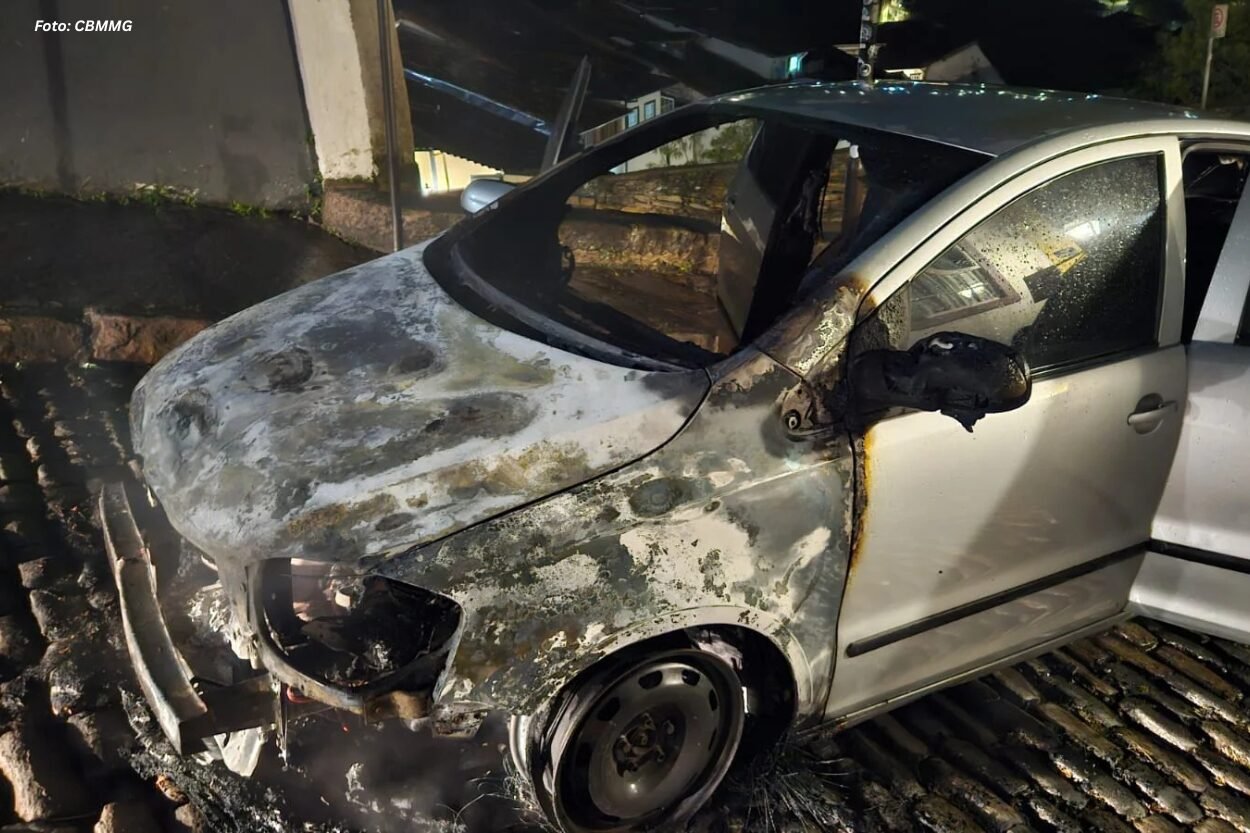 Incêndio destrói carro durante a noite em Ouro Preto 