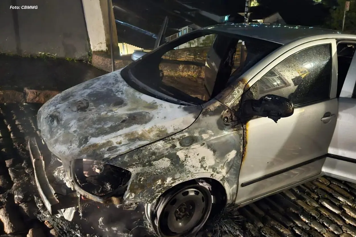 Incêndio destrói carro durante a noite em Ouro Preto 