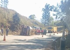 Caminhão tomba na MG-129, próximo ao viaduto da Samarco, em Mariana