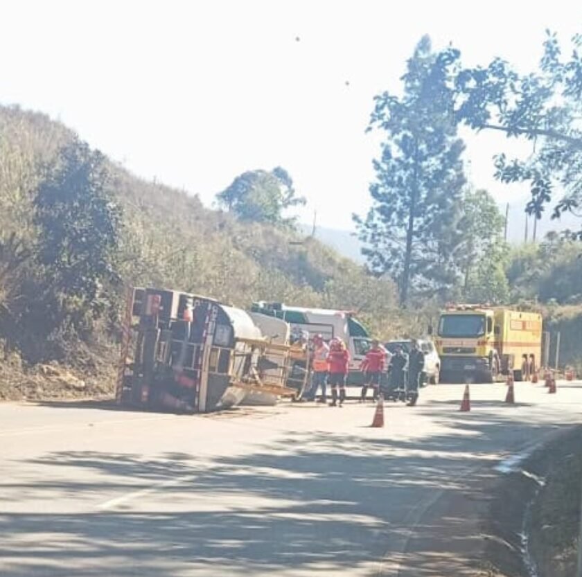 Caminhão tomba na MG-129, próximo ao viaduto da Samarco, em Mariana