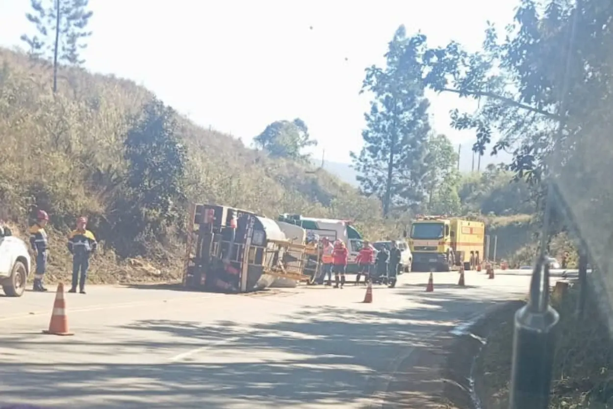 Caminhão tomba na MG-129, próximo ao viaduto da Samarco, em Mariana