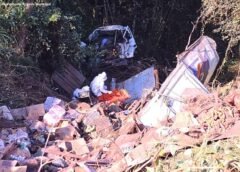 Motorista fica ferido após caminhão cair em ribanceira na BR-356, em Itabirito