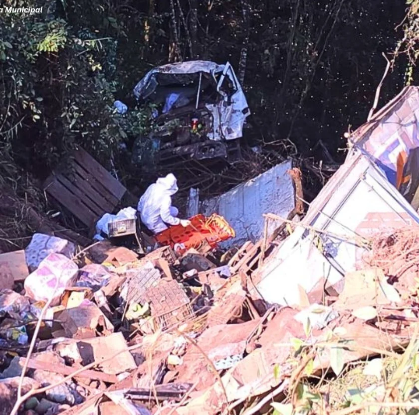 Motorista fica ferido após caminhão cair em ribanceira na BR-356, em Itabirito