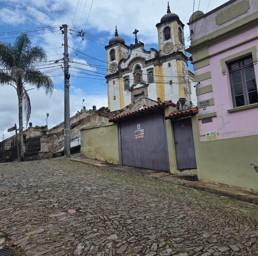 Mudança no trânsito altera circulação na Ladeira de Santa Efigênia, em Ouro Preto