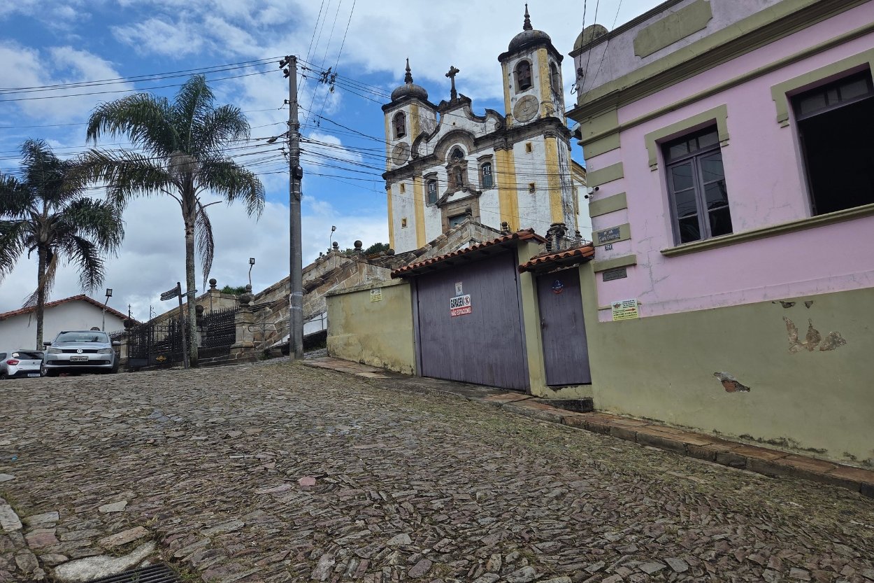 Mudança no trânsito altera circulação na Ladeira de Santa Efigênia, em Ouro Preto