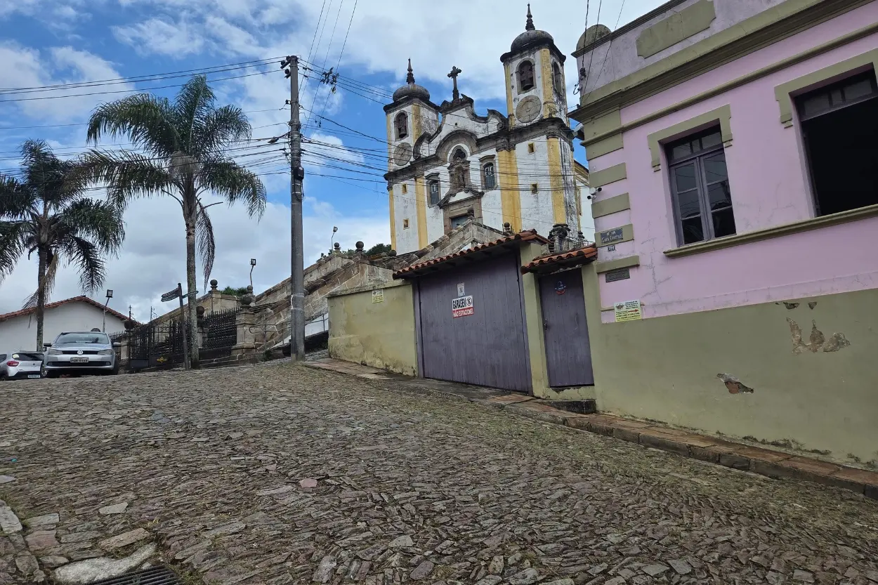 Mudança no trânsito altera circulação na Ladeira de Santa Efigênia, em Ouro Preto