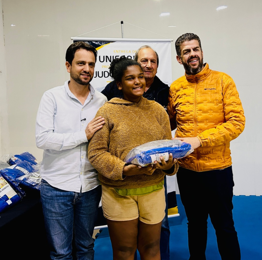 Fundação Aleijadinho entrega novos uniformes do Judô de Ouro em Passagem de Mariana 