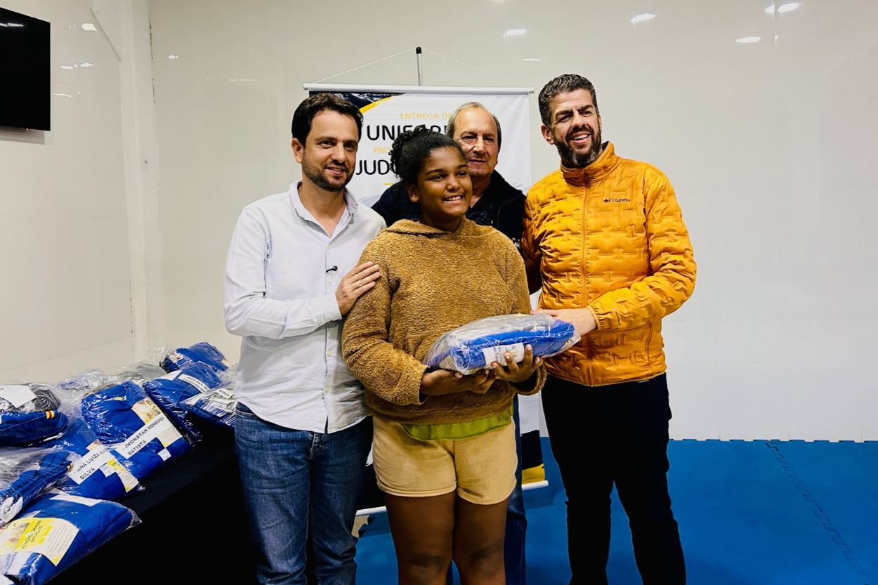 Fundação Aleijadinho entrega novos uniformes do Judô de Ouro em Passagem de Mariana 