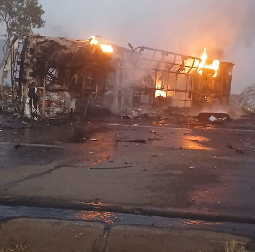 Caminhão pega fogo após colisão com ônibus da Pássaro Verde, deixando vítimas carbonizadas e 23 feridos 