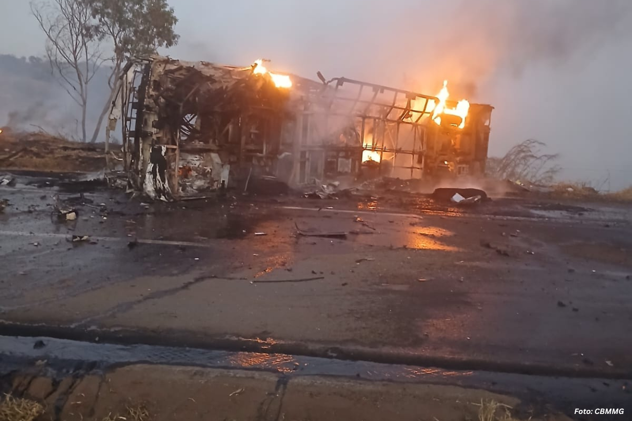 Caminhão pega fogo após colisão com ônibus da Pássaro Verde, deixando vítimas carbonizadas e 23 feridos 