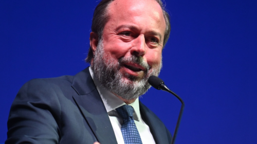 Ministro Alexandre Silveira visita Mariana para assinar acordo de R$ 100 milhões