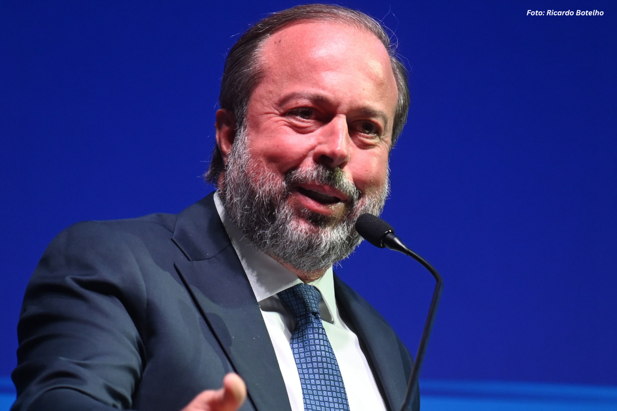 Ministro Alexandre Silveira visita Mariana para assinar acordo de R$ 100 milhões