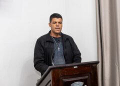 Placa com risco de queda preocupa pedestres e motoristas em Saramenha; Carlinhos Mendes cobra reparo